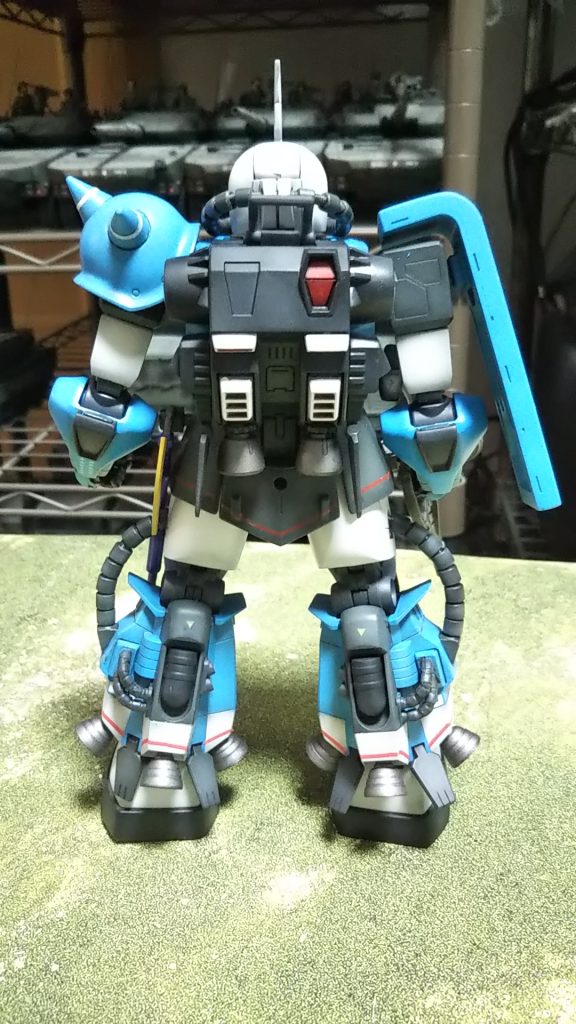 うしろ姿、各色をグラデーション塗りしてはマスキングして塗り分けしております💦