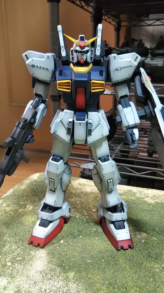 正面、いつものやり方でシャドーハイライトのグラデーション塗装してわずかながら立体感を出しています💦デカールは少なめです