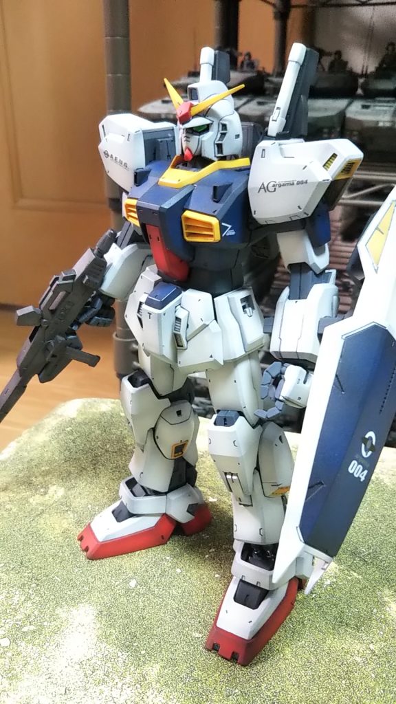 左斜め前白い部分は黒を角に吹いたあと平面を中心に白吹き、濃いブルーはスモークグレーを角吹きしたあと、ブルーをハイライトに赤は艦底色シャドーにハイライトは蛍光レッドをハイライトにしております黄色はスモークグレーシャドーイエロー吹き直しました💦スミ入れはグレーにて実施しております💦基本的にインナーは今回再塗装しておりません💦