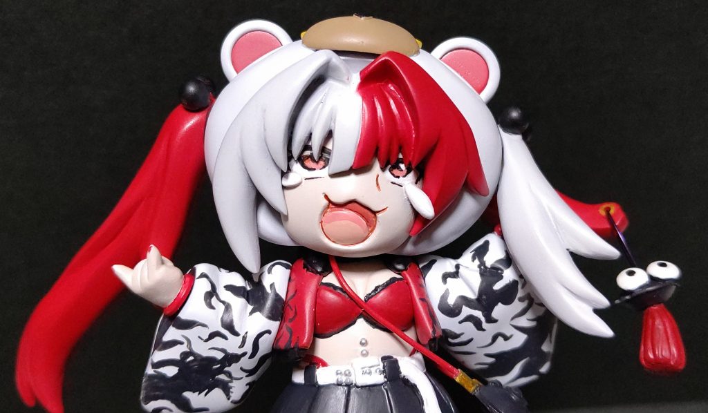 特徴的な泣き笑い顔をスクラッチで再現。涙は真鍮線を入れてパテ盛りしました。