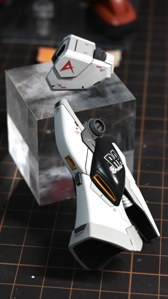 肩や足のつや消し前の一枚。肩は一部削り込みフィンを埋設。足は、膝当てとスネの付け根を削り込み、フレームパーツを埋設。