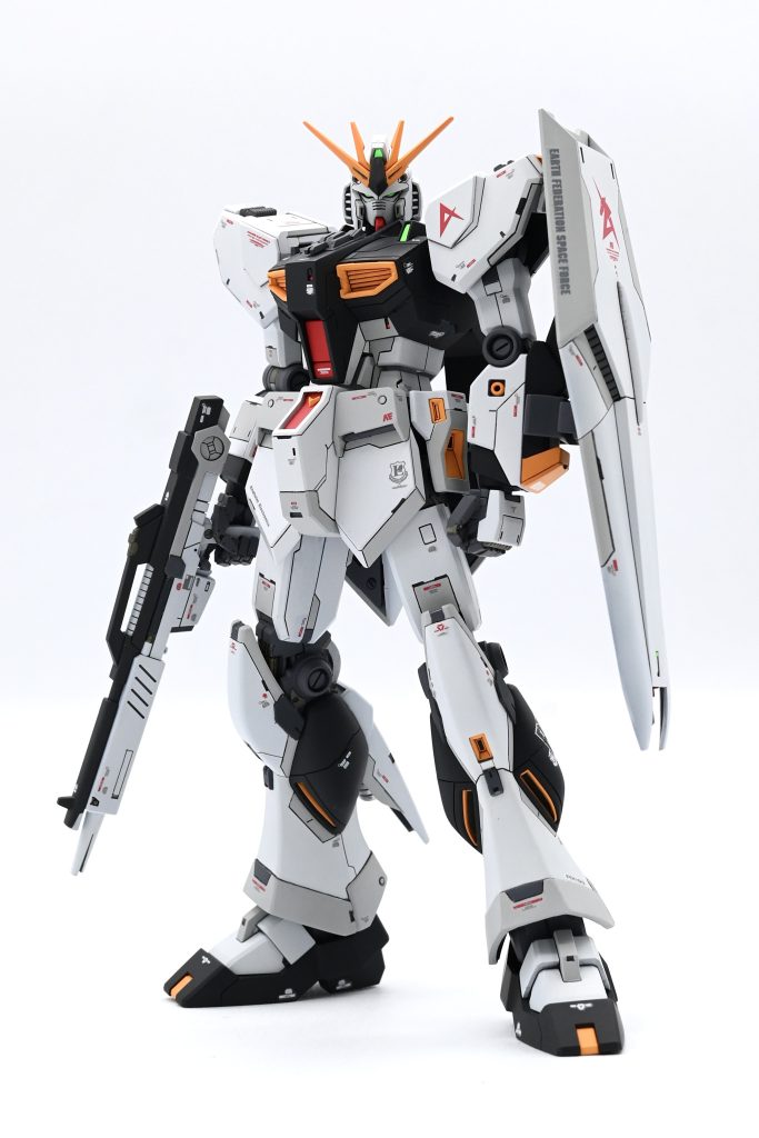 ①全体像(画像が粗いようでしたら、タップしていただくと多分解像度が上がると思います…)シルエットはキットのままです。延長はサイドスカートのみ1ミリ。スネ下のグレー部分をプラ板で作成。肩のAマーク箇所をプラ板で盛っています。基本工作に注力しつつ、細かな部分塗装などで情報量を増やし、極力丁寧に仕上げることを目指しました。