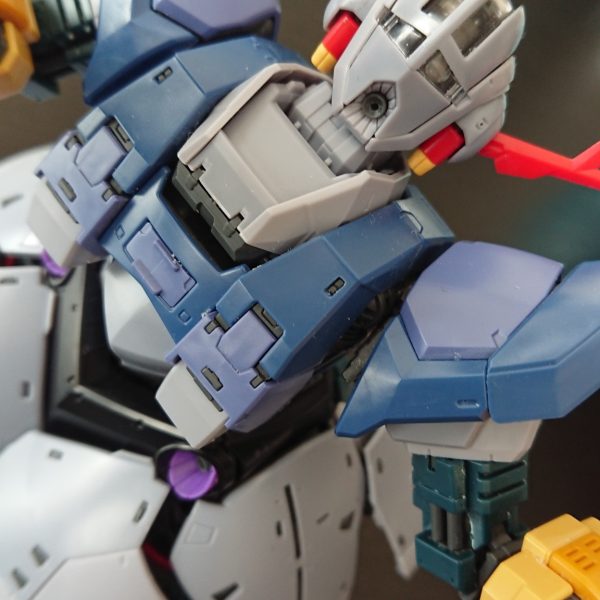 発売日にすんでの所で買い逃し以来、約四年の年月を経てやっと入手できた時は感激した💧早速製作に取りかかったが部品数が驚くほど多いのにとても組みやすく細部に至るまで緻密に表現されていて感激したよ素組みしたがそのままでは勿体ないので色々と手を入れた記録を残してみる🔧（3枚目）