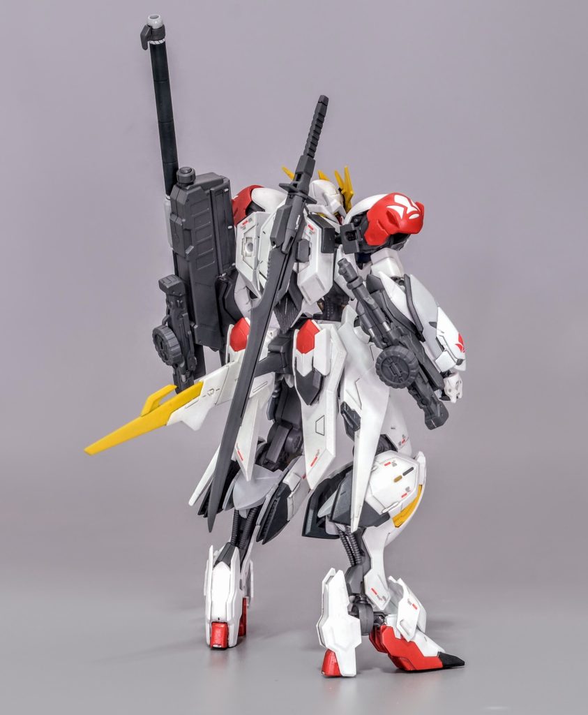 バックパックはMGバルバトスとHGルプスをミキシングして大型化しました背面にはレクスから移植したテイルブレードを備えています