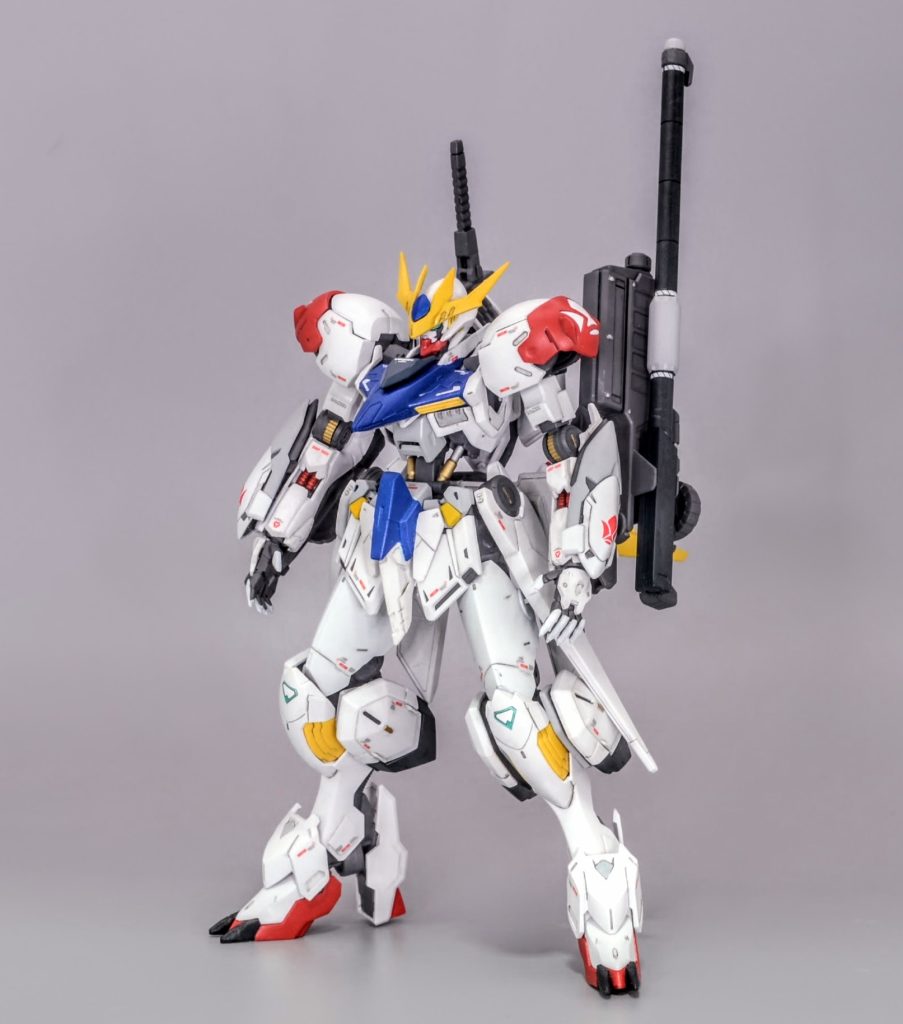 HGバルバトスルプスをベースにレギンレイズの太ももを移植して頭身を上げ、胸部はアルケー、肩はミカエリス、手甲やフロントアーマーはMGウイングゼロEWなどのパーツを使ってミキシングしました