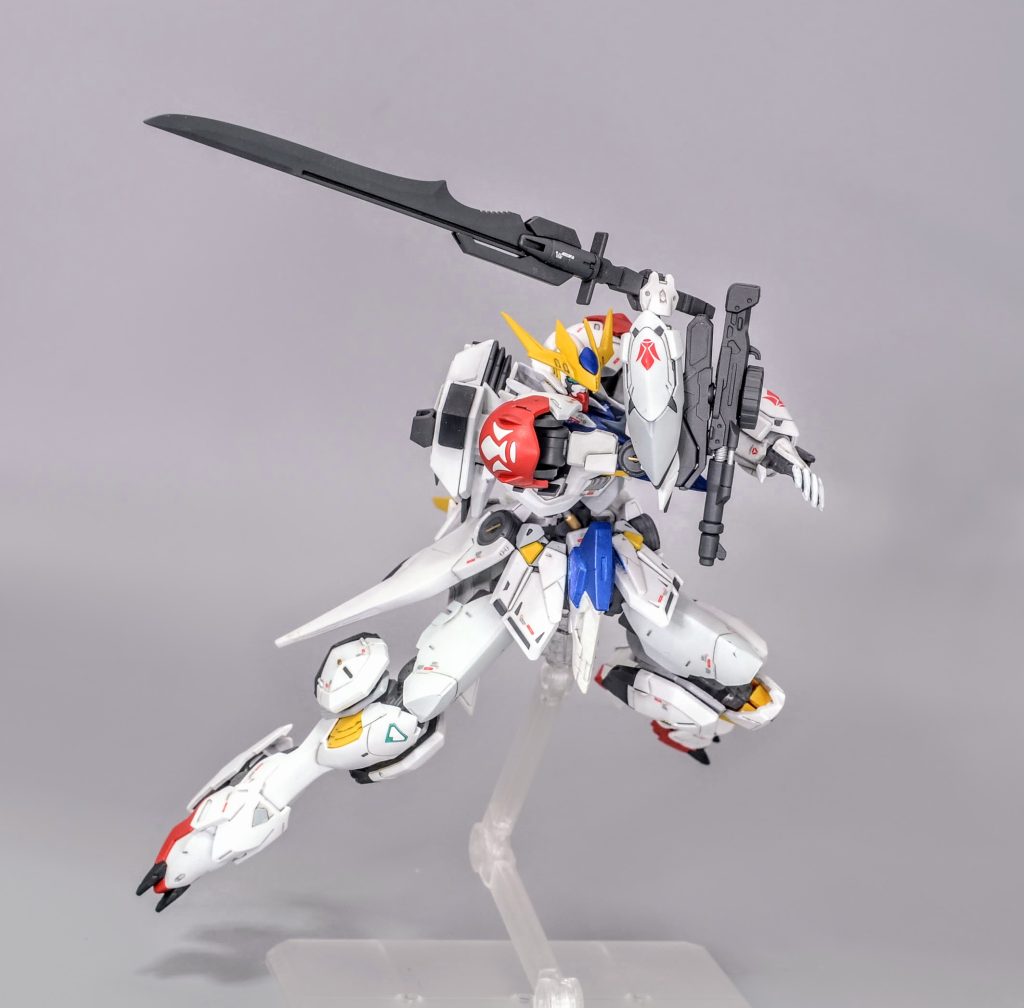 新型の超硬質ブレードと阿頼耶識タイプMによる人機一体の太刀さばきでMSをフレームごと両断することが可能です