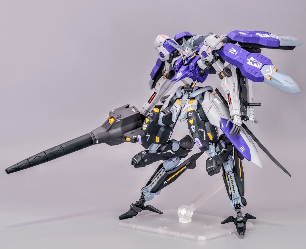 本編から数年後、反ラスタル派の蜂起を鎮圧するために再度パイロットとなったガエリオに用意された新たなキマリスです超高機動戦闘を実現するためにブースターを内蔵した逆関節型の脚部や、長腕化など各部を改修して異形化した設定です