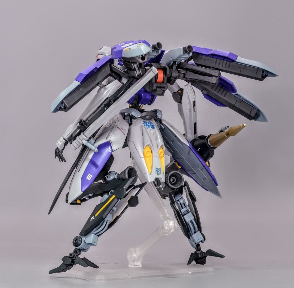 背部はレギンレイズから流用したブースターを装備、シールドも4枚に増設、サイドアーマーも大型化し内蔵バーニアによる瞬発力と防御力を両立している設定ですヴィダールと同じく追加リアクターも装着して高出力化し、大型化した各部に必要な莫大な動力に対応しています