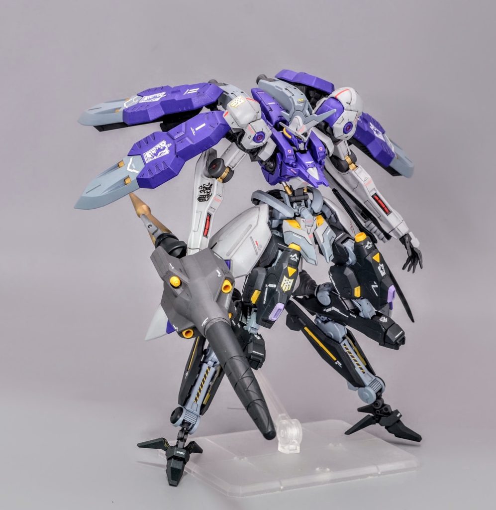 ボードウィン家の家紋である８本脚の軍神馬（スレイプニル）をイメージし、逆関節型の異形のキマリスヴィダールを製作しました