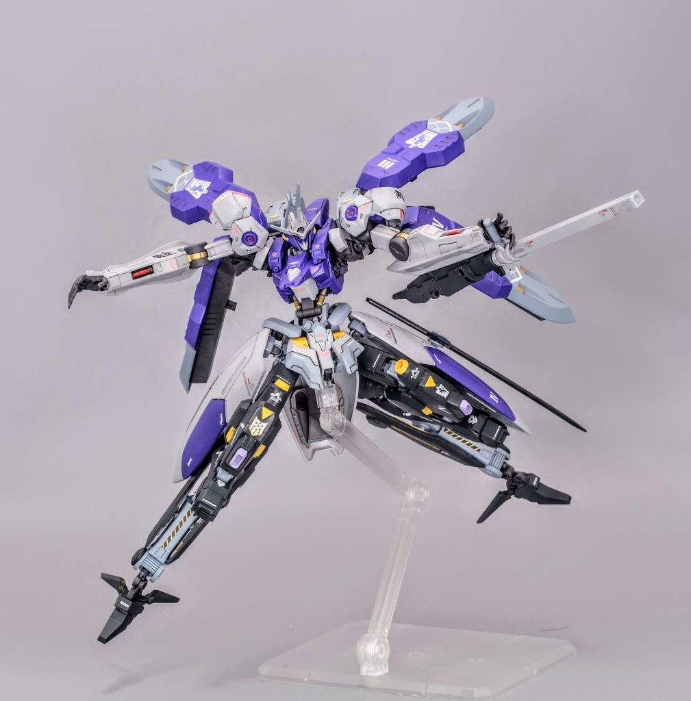 サイドアーマー側面には刀、左腕部には折り畳み式レールガンを装備しています