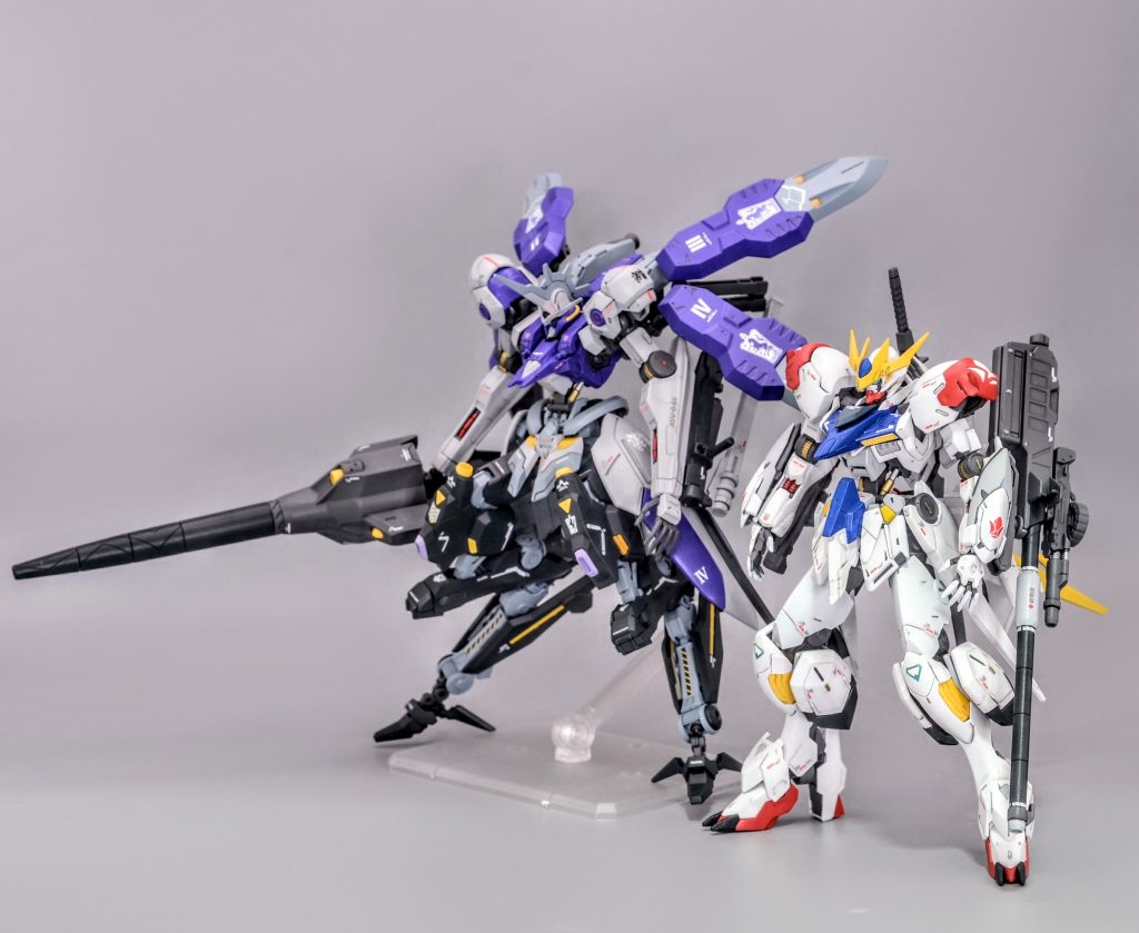 前作のガンダムバルバトスルプス・レグルスと並べてみましたバルバトスは真っ当な人型にアレンジした反対で、今回のキマリスは人型から外れて異形化したらどうなるかをテーマに製作しました