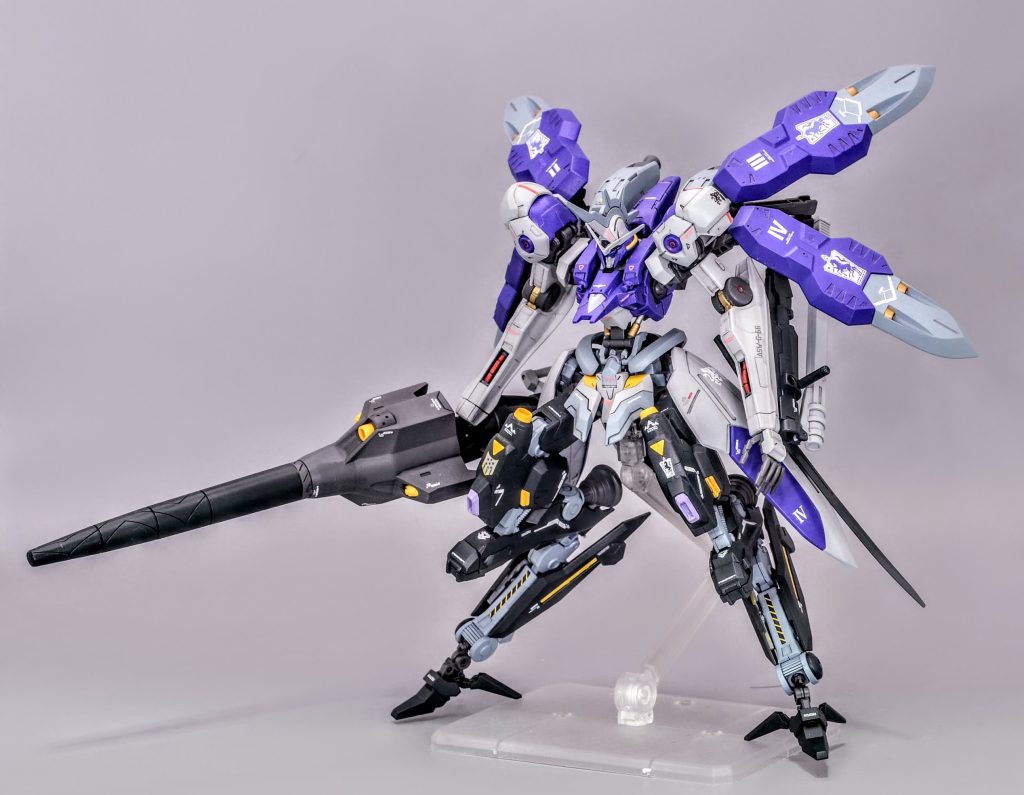 【改造ポイントなど】脚部はキマリストルーパーの脚部を組み合わせて逆関節化、腕部はアルケーに交換して長腕化しました胸部はレギンレイズジュリアの襟部分のパーツを移植して追加装甲に、肩もレギンレイズの肩関節を移植して異形感を出してみました 