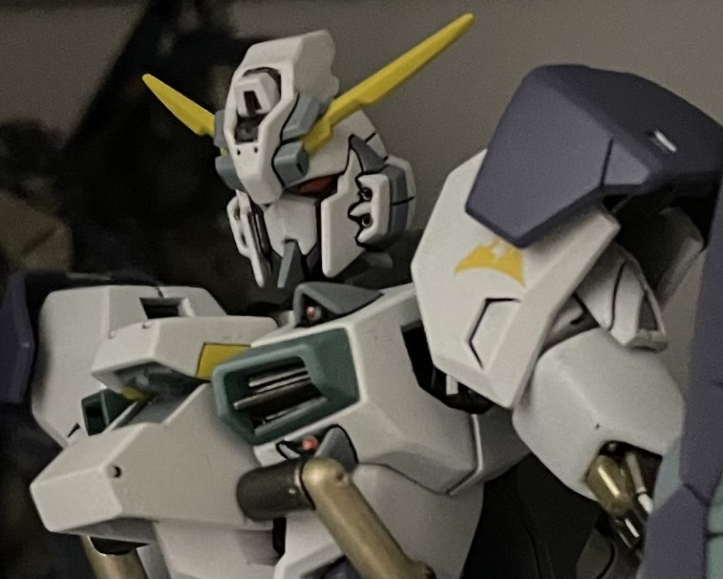 今回は、顔が一番のお気に入りです。って言っても必要ない部分を切ったパーツをイモジャのツノに被せてるだけなんですが　その被せパーツは、このピンクが目立つパーツのみで固定してて↓