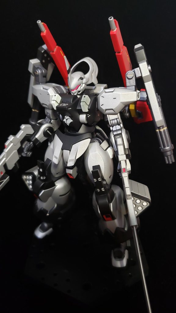 正面から。ダリルバルデをベース機として角を元の反り返った物からMSブレード01のMG用一本角に、上腕から先と脛をディランザ、靴とバックパックをデスルターの物に変更。無線の遠隔操作装備をオミットしたのでシェルユニットはパテ埋めして無くしてあります。ディランザ用ビームライフルにMSソード01の剣を加工して銃剣として取り付け。それを二丁。他武装にダリルバルデに元から付いていた頭部ビームバルカン、膝のペレットマイン。更に追加で紅ウェポンのビームライフル二種を繋げて作った背部ビームキャノン、パワーアームズパワーダーのガトリングを肩に、HGイフリートの余剰パーツを加工した脚部ミサイルと武装てんこ盛りな僕好みの仕様。