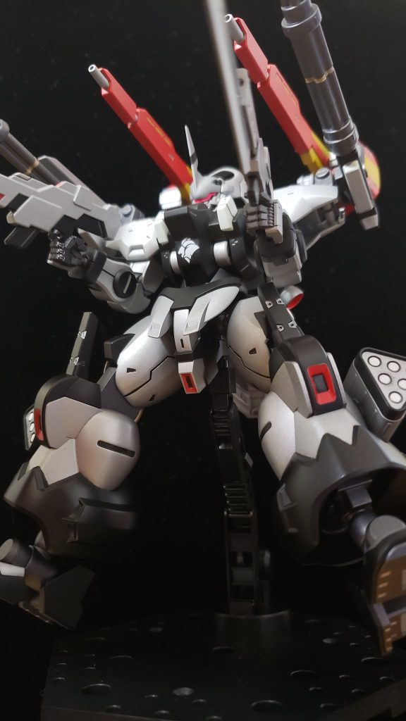 一斉射撃のポーズ。一斉射撃、フルオープンアタックって漢の子ですよね。