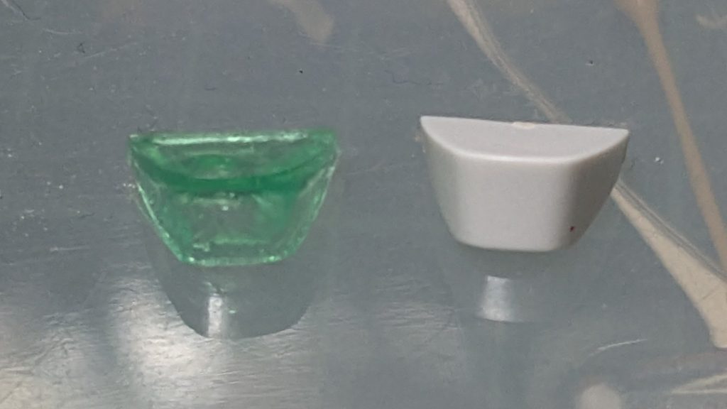  やったのはフロントスカートの分割と別パーツなのに白いパーツだったゴーグル部分をお湯丸で型取り、クリアーのＵＶレジンで複製した物と交換しました。