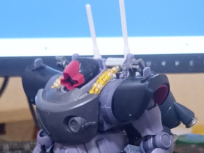 肩の動力パイプは100均ビーズ、背中のアンテナはプラ棒です。ほんとはもっと細いほうがいいんですが必ず折ってしまうので...