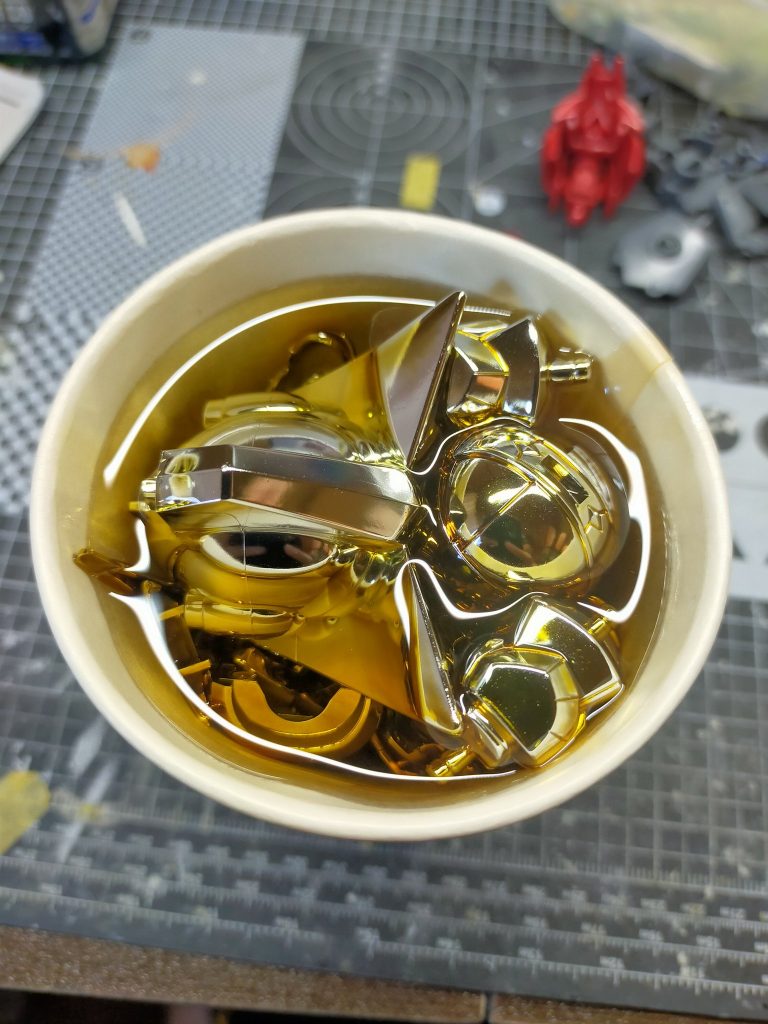 メッキを落とす溶剤に落とされて出汁を取ってます。