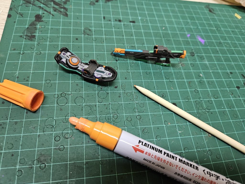 盾の裏のみサフを吹いてから、マーカーで黒入れ。