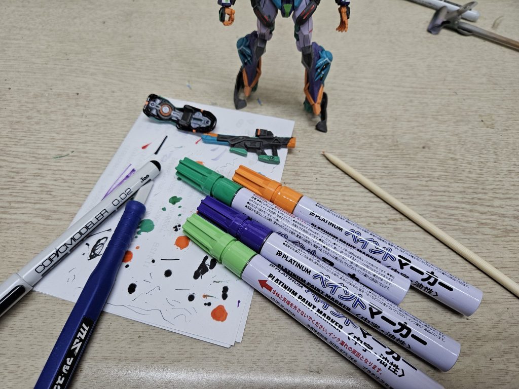 目で確認できる細部の色分けは、ダイソーのペイントマーカーと先を削った割りばし。