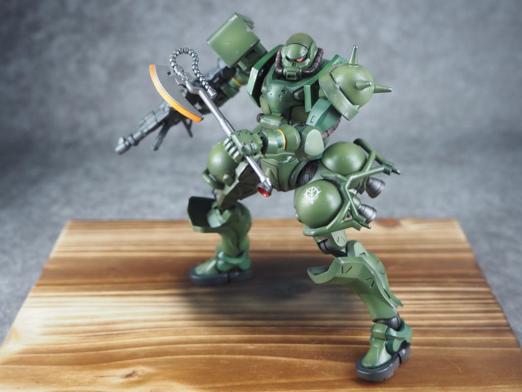 武装はザクマシンガン、ヒートホーク、ザクバズーカが付属。アレンジが加えられているマシンガン、バズーカに比べるとヒートホークはそのままな印象。