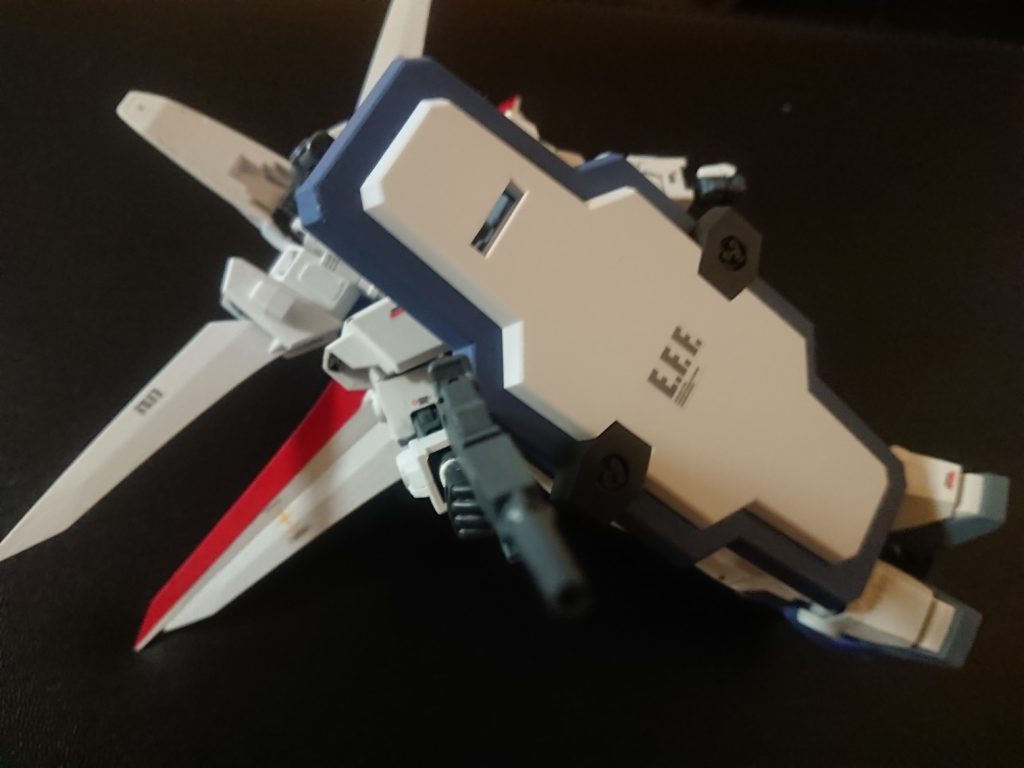 格納状態でも両腕がフリーなのでＭＳの火器を使用可能