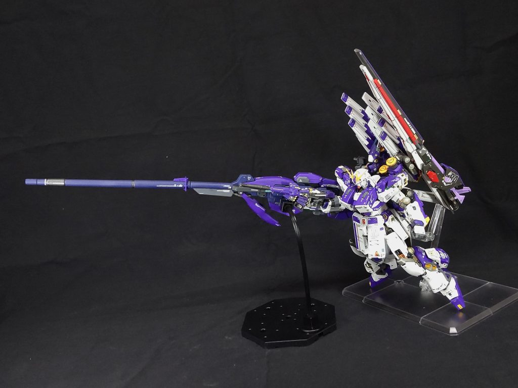 ビームマグナムの横にも装備出来るようにしてます。当初は背負わせるのではなく、腕に固定する形で装備させるつもりでした。ショートシールドを外して取り付けできるようにしてます😄。