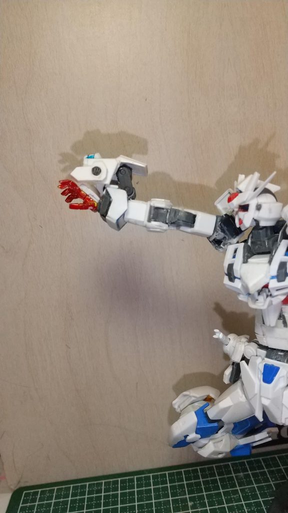 「フレイムフィンガー｣ゴッドやシャイニングのような格闘武装「雷神（ライシン）｣格闘時に展開される格闘補助武装片腕、片足に２機ずつ装備展開することで雷撃が可能になる