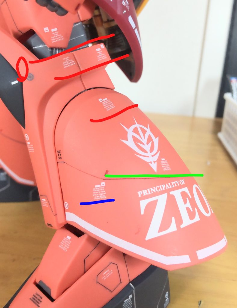 脚の箇所の青のラインのデカールは、基準が揃ってないように見えますが、下記の写真の用に正面から見ると揃って見えます。