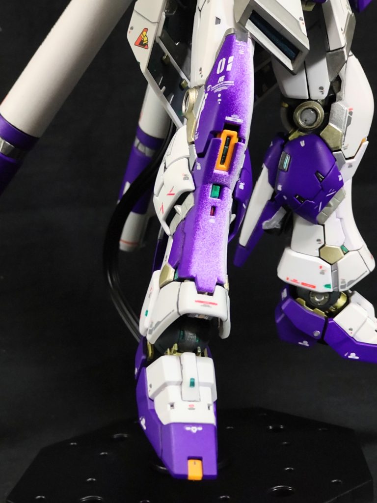 なんかビミョー😓。スプレーの吹く角度なのか、距離が違うのか、吹き方にコツがあるのか、そもそも缶スプレーで出来るのか❓️と色々考えましたが今回は、自分への戒めも含めてコレで良しとします😓。と言うことで答えは、「白を重ね吹きしたが失敗、パープルに色変しようとしたが途中で変更、ビミョーな感じになったが戒めとしてそのままにした」です😆。そんなに悪くはないと自分に良い聞かせてます😁。一応ふくらはぎの装甲は白に塗って右脚だけアシンメトリーにしてます、福岡νにはこのパーツが複数入ってますので壊しても大丈夫、バラす時1つ壊しましたしね😅。