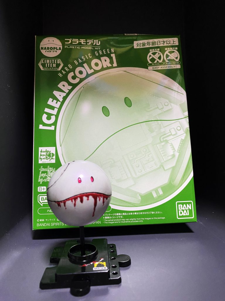ボディの塗料はガイアの黒サフ→クレオスC69→クレオスXC04目はファレホのゲームカラーのFluo血はレジンと水性ホビーカラーの赤を混ぜました。キットはガンダムベース限定？のクリアグリーンです。このハロは試し塗りと洗いを何度も繰り返してきた子です。台座の棒も折れて、3mmプラ棒になってます。(ちょっと長め)