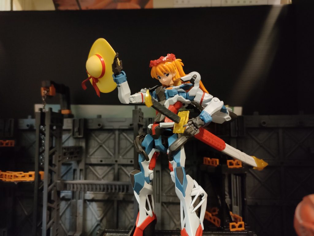 パチ組みにフィギュア頭部を取り付けてみたものの、髪の毛がバックパックに干渉。思い切って髪の毛を切断。(麦わら帽子とガーベラストレートが妙に合ってますね笑)