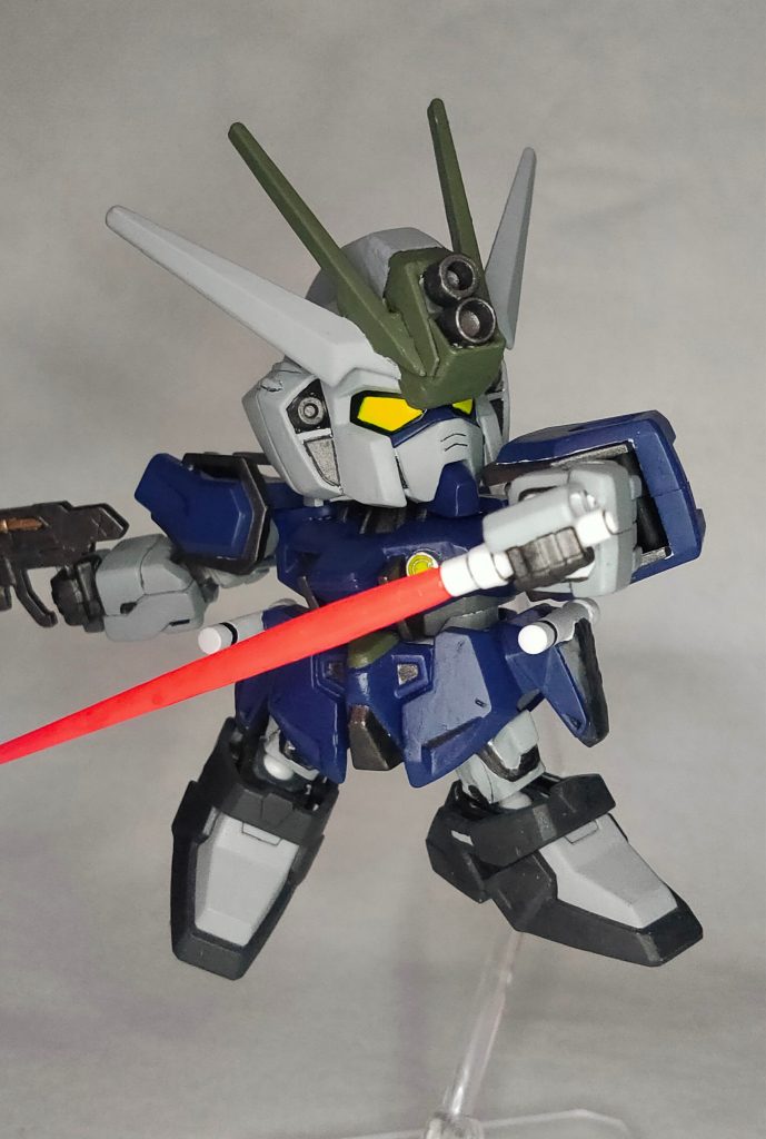 腰のサーベルはプラモデルのランナー枠を切って接着剤で着けただけなので、取り外しはできません。