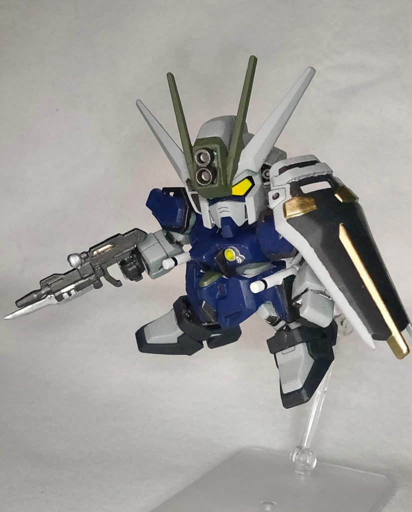 主な改造点は、頭部のコマンドガンダム風センサーと左胸のセンサー＆バルカン砲、そして腰のビームサーベルラックです。