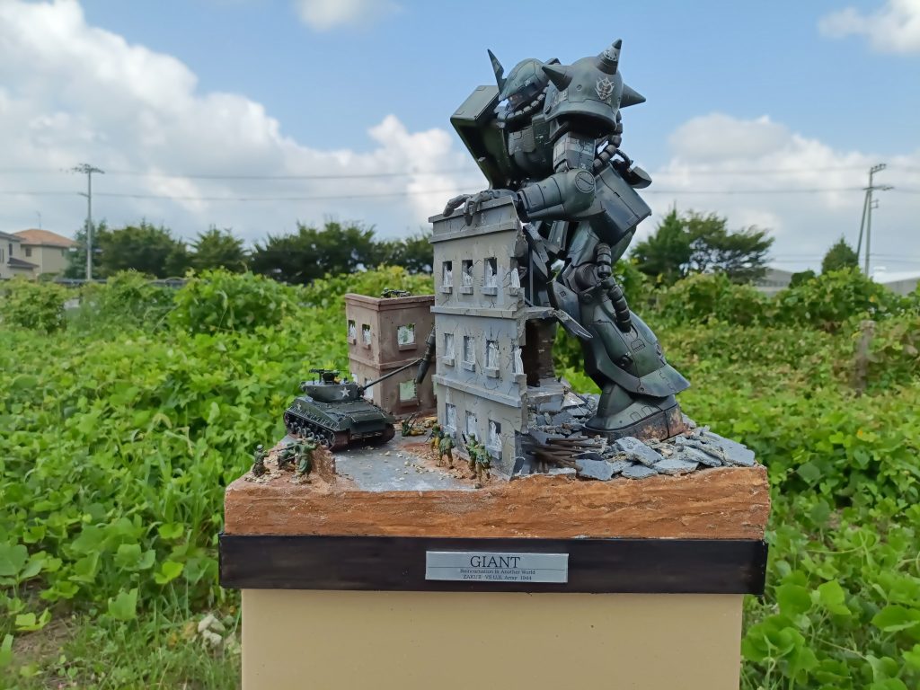 近所の空き地で撮影した状態です。民家や電線が映り込んでいます。元々は2015年ニコニコ動画でウッディさんが作成した「Silent invasion」という作品に感銘を受け、作成した作品となります。当時はガンプラ復帰もしてない時で単純にすごい作品だと思って見ていました。また、大阪日本橋のボークスで展示されていた現物を見てさらに感動しました。まだまだウッディさんのような技術は無いですが、ここまで作れるようになったのでこれからもいろんな技術に挑戦していきたいと思います。最後までご覧いただきましてありがとうございました。