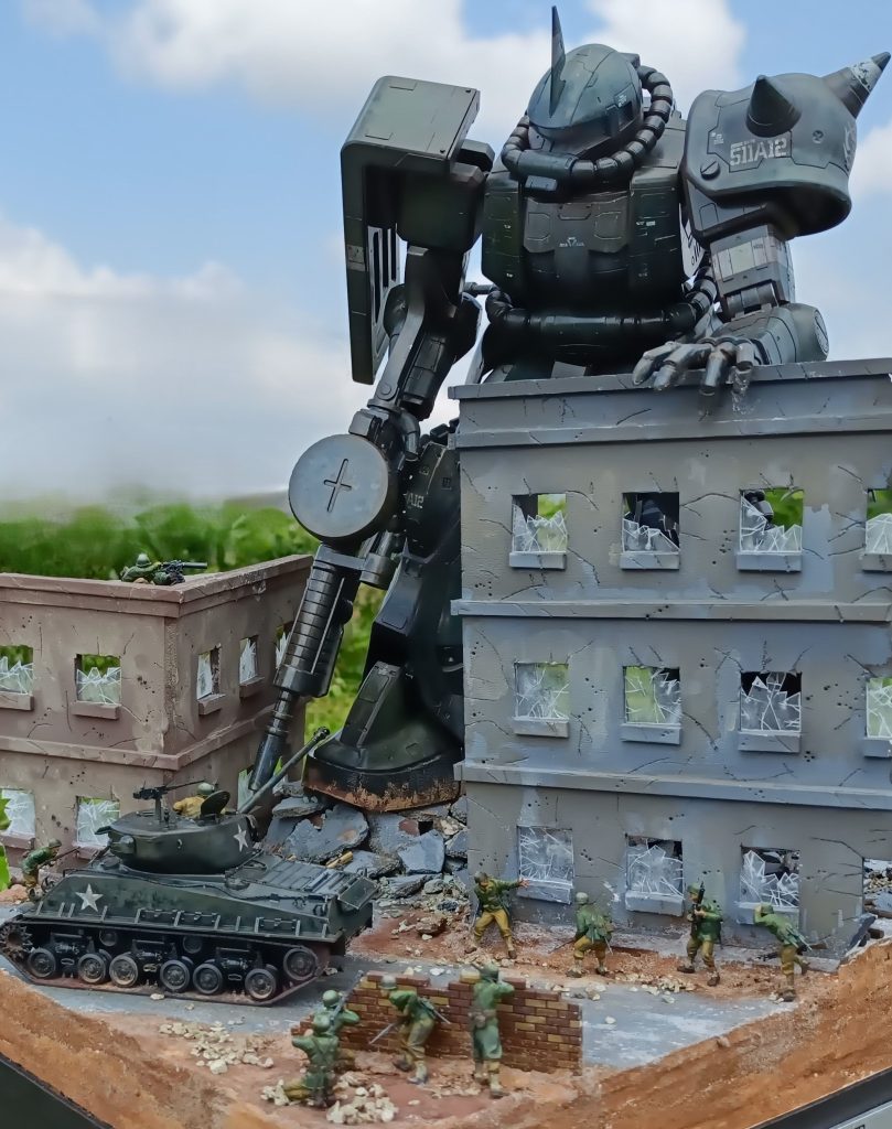 設定は、ザクが第2次世界大戦ヨーロッパ戦線にタイムスリップしたら?というような内容です。フィギュア・シャーマン戦車は同スケールのタミヤ1/48スケールです。