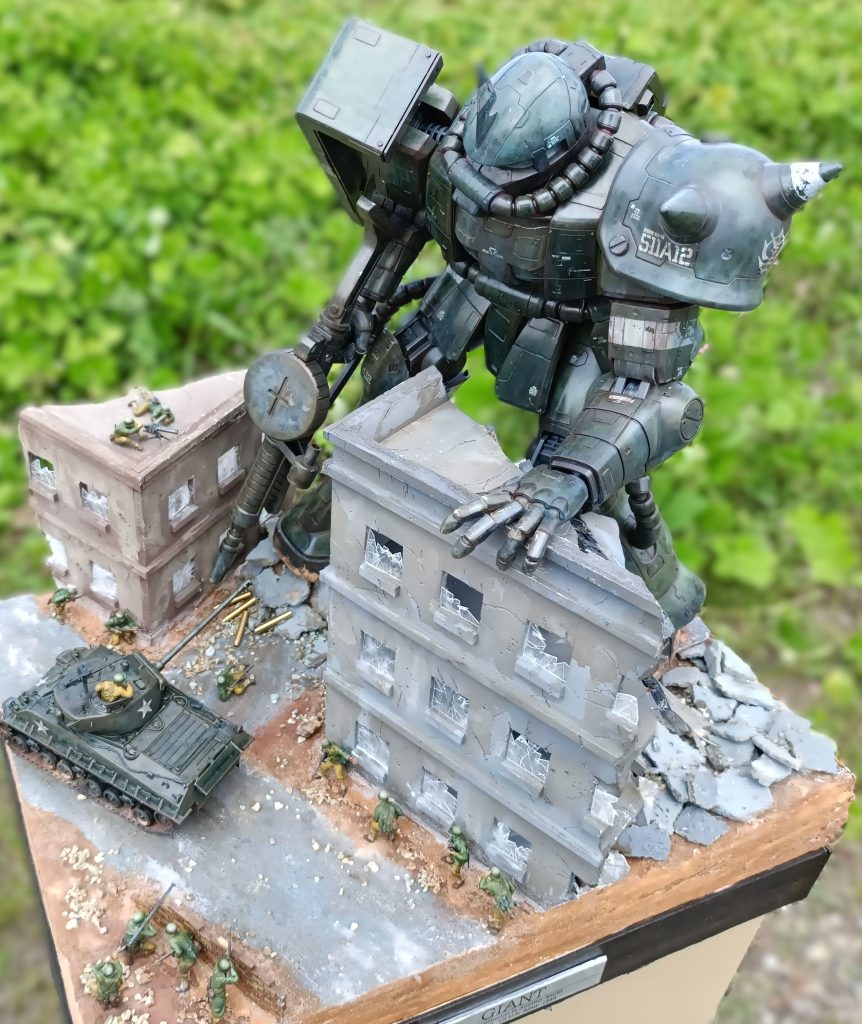 指は可動式ではなかったので、切って動きを付けました。