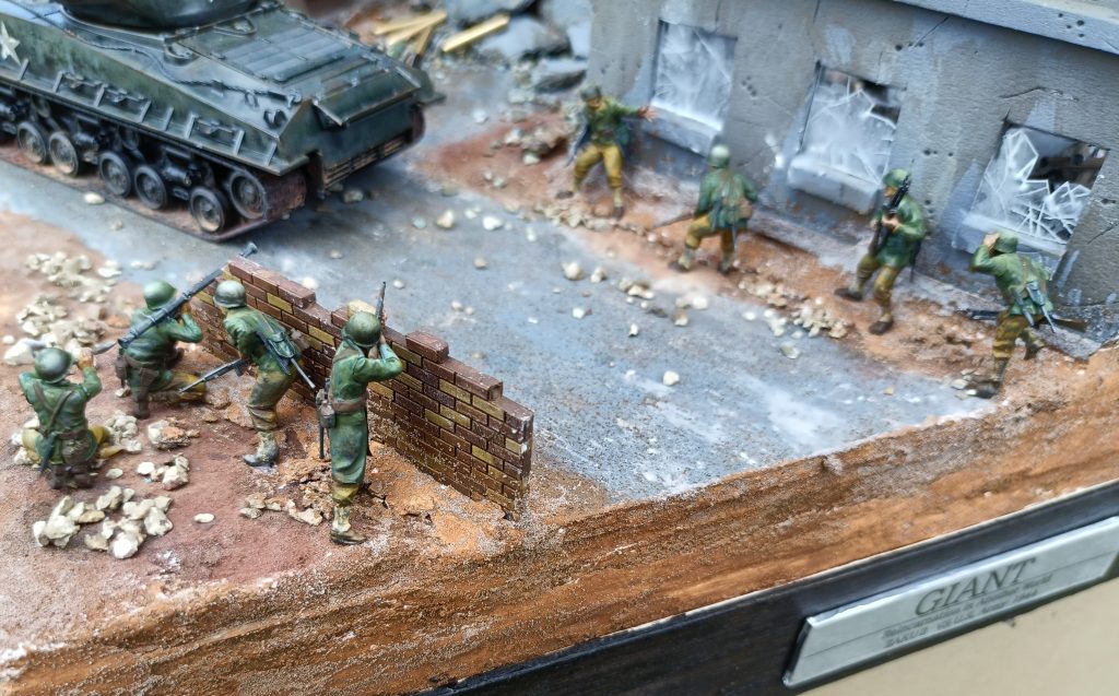 銃火器類で何とかなるものではないですが、バズーカでも・・・どうですかね?