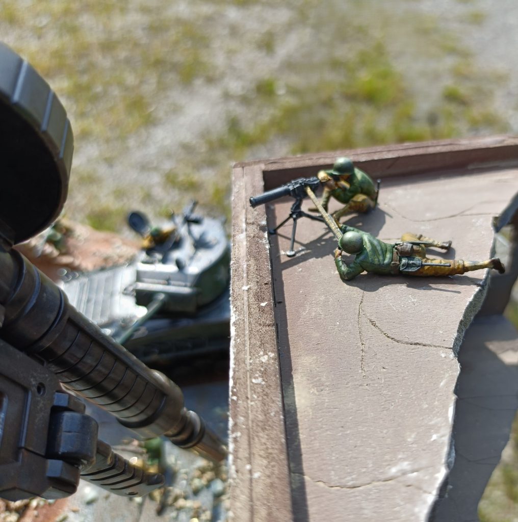 屋上から機関銃陣地構築。効果は・・・。