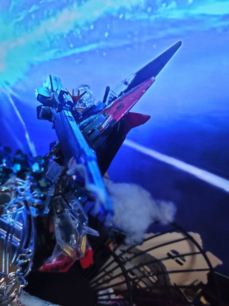 マチュ「 ！！」ビシューーーーーーンッ！！シャリア「 ！間に合わない！」ハロ『マチュ！ニゲロ、ニゲロ！！』うりゃああああああぁっ！！！