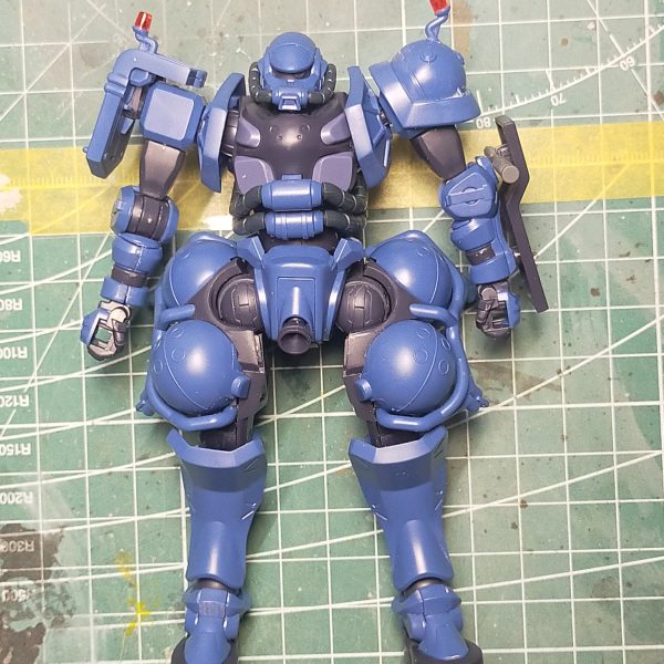 軍警ザクとアイザックをミキシングしてアイザック(GQ)を作る計画 そもそもジムが存在しない時系列だとハイザックは存在しないその派生にあたるアイザックも存在しないさてどうしたものか⋯と考えながら組んでみたら、好みの御仁になったオーガスタやムラサメが絡めば、嘘設定なんてなとかなるミノフスキー宙域でも活動が出来る、キモい後方支援機が作りたいんじゃ ベースになる軍警ザクは合わせ目消しと後ハメ加工を済ませているバーニアは少し大型化+数を増やして逃げ足アップあとはサクサク組んでいく（2枚目）