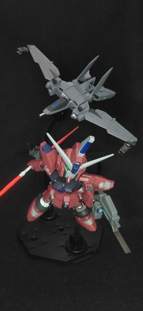 この機体はMA形態に変形でき、更にバックパックは戦闘機として独立稼働します。