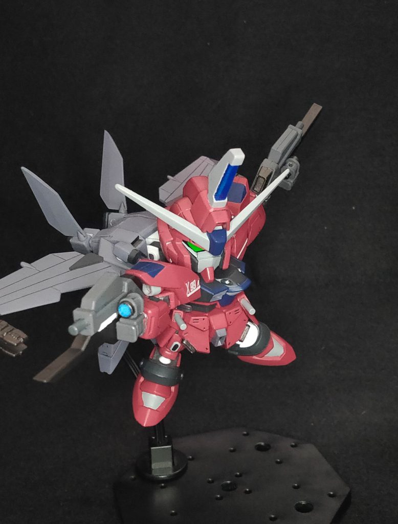 武装は高エネルギービームライフル、ビームサーベル・アクータラケルタ、バックパックには高エネルギービーム砲、自律誘導マイクロミサイルが搭載