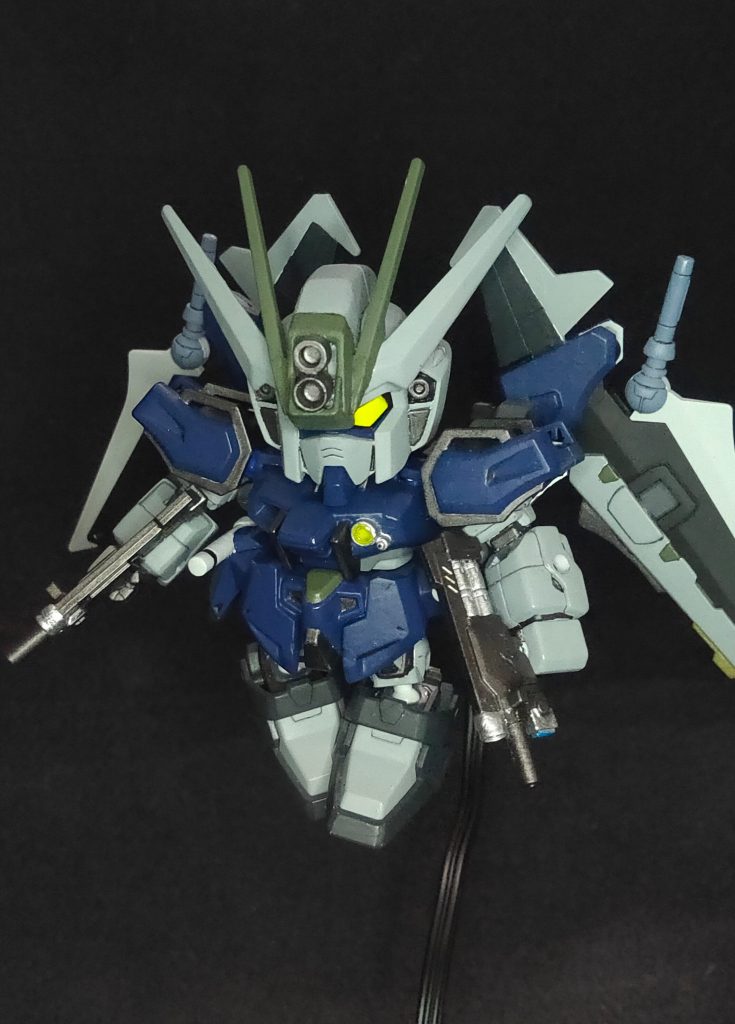 ノワールストライカー＋自作武器本体色に合わせたかったので、ノワールストライカーは配色を変更しています。両手の武器はビームサブマシンガンです。