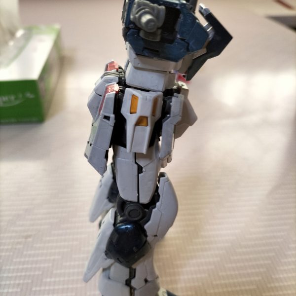 RGⅴガンダムを、内部フレー厶以外、筆塗りで、塗装して、亀よりもスローペースで、作っています。頭と右脚だけ、つくったまま、放置してて、今年の十月に再開しました💦最初は、素組みにデカール貼って、トップコートするだけのつもりだったんですけど、GUNSTAの素晴らしい投稿に刺激を受けて、頑張って、RGの塗装にチャレンジしてみました!もともと、グレーの部分は、もっと紫よりにしたかったんですが、調色して、塗ってみると、割と青緑っぽくなりました😓御覧になって頂いて、誠にありがとうごさいました。（5枚目）
