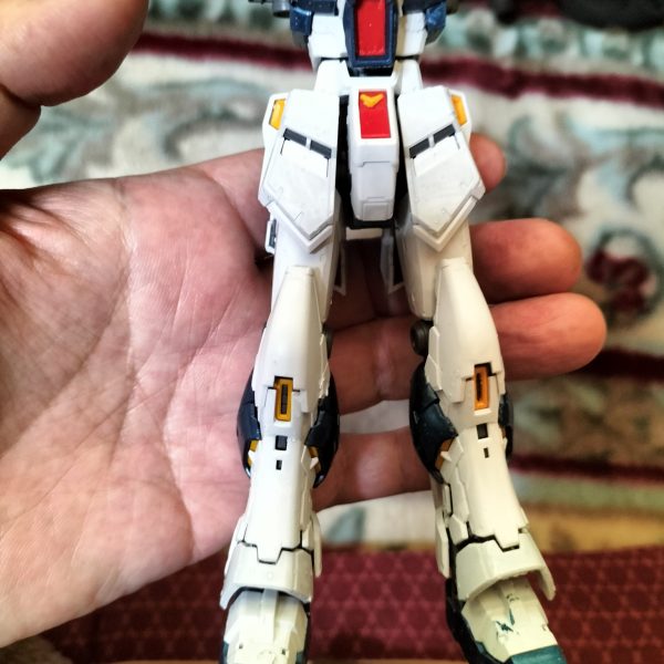 RGⅴガンダムを、内部フレー厶以外、筆塗りで、塗装して、亀よりもスローペースで、作っています。頭と右脚だけ、つくったまま、放置してて、今年の十月に再開しました💦最初は、素組みにデカール貼って、トップコートするだけのつもりだったんですけど、GUNSTAの素晴らしい投稿に刺激を受けて、頑張って、RGの塗装にチャレンジしてみました!もともと、グレーの部分は、もっと紫よりにしたかったんですが、調色して、塗ってみると、割と青緑っぽくなりました😓御覧になって頂いて、誠にありがとうごさいました。（4枚目）