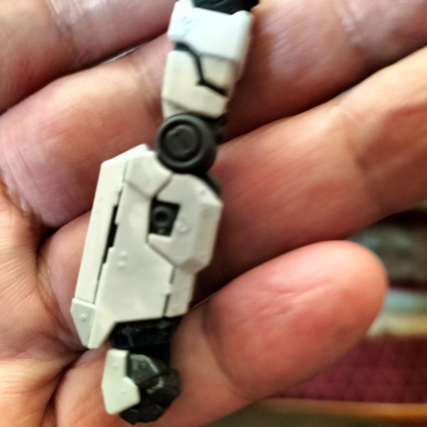 RGⅴガンダムを、内部フレー厶以外、筆塗りで、塗装して、亀よりもスローペースで、作っています。頭と右脚だけ、つくったまま、放置してて、今年の十月に再開しました💦最初は、素組みにデカール貼って、トップコートするだけのつもりだったんですけど、GUNSTAの素晴らしい投稿に刺激を受けて、頑張って、RGの塗装にチャレンジしてみました!もともと、グレーの部分は、もっと紫よりにしたかったんですが、調色して、塗ってみると、割と青緑っぽくなりました😓御覧になって頂いて、誠にありがとうごさいました。（3枚目）