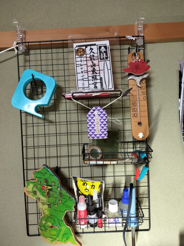 プラモ道具はあまり多くないので全てラックに引っ掛けております時計はおやーじのガイアナ土産です久能山東照宮は半年前に旅行で行きました寺社仏閣巡りって楽しいですよね夢って書いてあるやつはグローブ神社で買いました