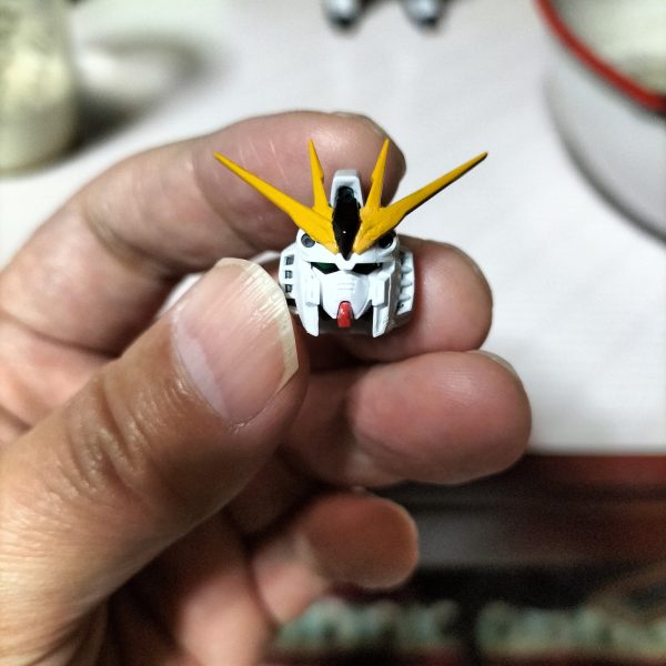 RGⅴガンダムを、内部フレー厶以外、筆塗りで、塗装して、亀よりもスローペースで、作っています。頭と右脚だけ、つくったまま、放置してて、今年の十月に再開しました💦最初は、素組みにデカール貼って、トップコートするだけのつもりだったんですけど、GUNSTAの素晴らしい投稿に刺激を受けて、頑張って、RGの塗装にチャレンジしてみました!もともと、グレーの部分は、もっと紫よりにしたかったんですが、調色して、塗ってみると、割と青緑っぽくなりました😓御覧になって頂いて、誠にありがとうごさいました。（2枚目）