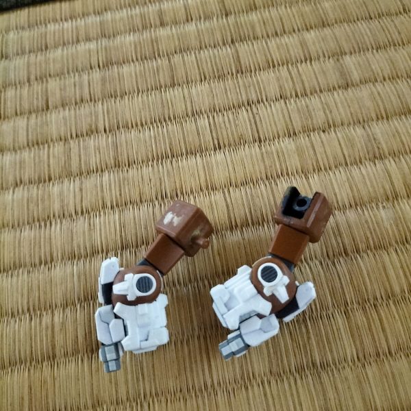 夜な夜なザクってます。今回は腕部から工作スタート、前腕部が出来ました。相変わらず工作スピード激遅です(；´Д｀)（2枚目）